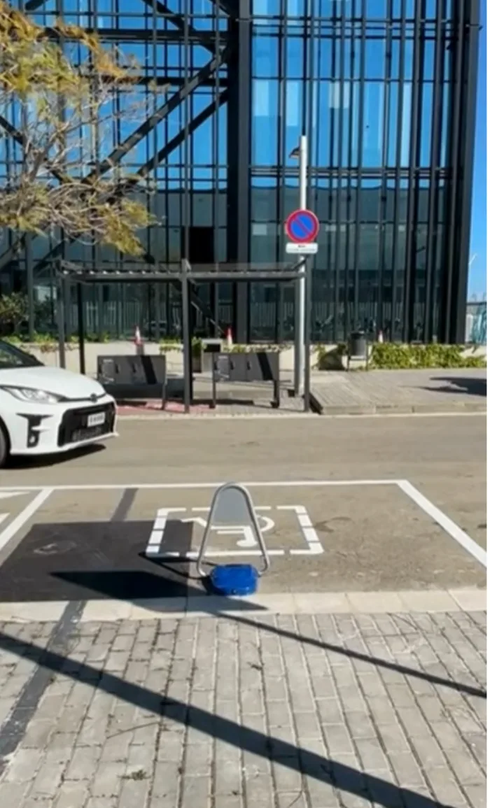 Smart barrier used to control authorised access to a reserved space